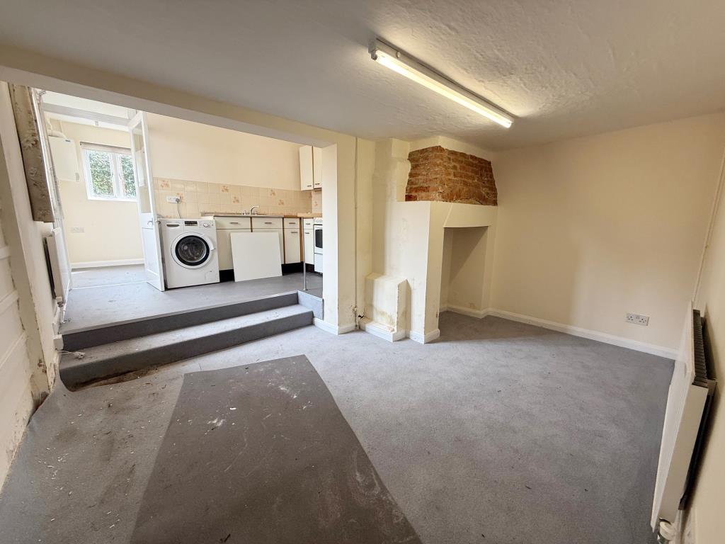 Lot: 165 - MID-TERRACE COTTAGE FOR IMPROVEMENT - Split level Kitchen/Dining Area